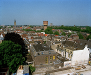 123493 Overzicht van een deel van de binnenstad van Utrecht, vanaf een bouwkraan op de bouwplaats van de woningen aan ...